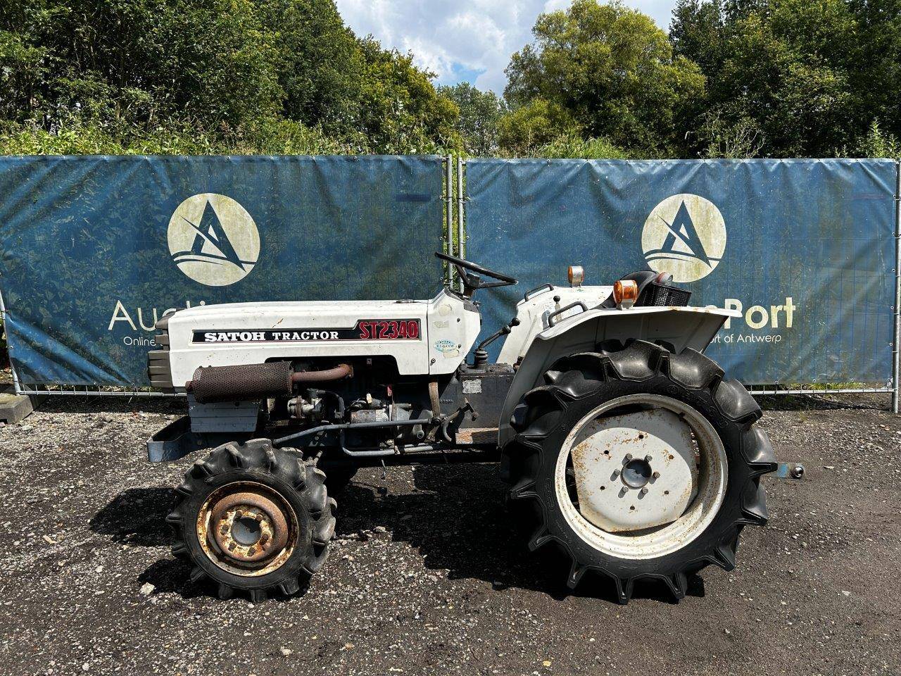 Mitsubishi ST2340D | Farm tractor - TrucksNL