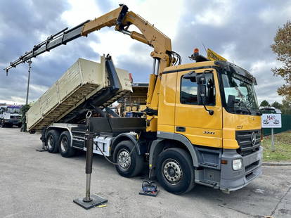 Mercedes-Benz Actros 3241 8x4 HOOKLIFT + CRANE HMF 4220(6x) + RADIO  - VDL 20T - CONTAINER INCL. - HUB REDUCTION - SPRING - MANUAL - BE TRUCK