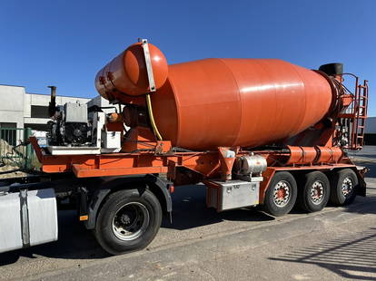 KWB 12m³ CONCRETE MIXER KARRENA + DEUTZ 6 CYL AUX. ENG 12m³ CONCRETE MIXER KARRENA + DEUTZ 6 CYL AUX. ENGINE 3-AXLES SAF DISC - ALCOA ALU WHEELS - BE PAPERS