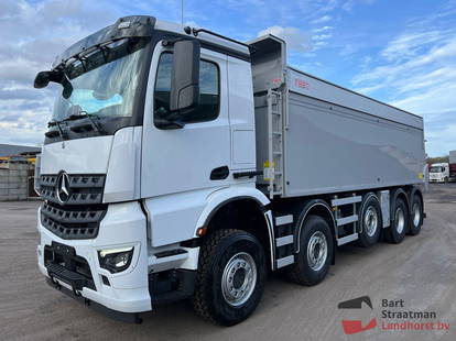 Mercedes-Benz Arocs 4945 NIEUW 10x4 met geisoleerde asfalt kipper direct uit voorraad leverbaar