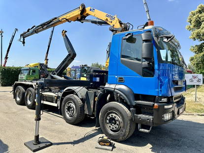 Iveco Trakker 450 8x4 HOOKLIFT + CRANE COPMA 210.2 - 5/6 F - RETARDER - RADIO - ROTATOR - EURO 5