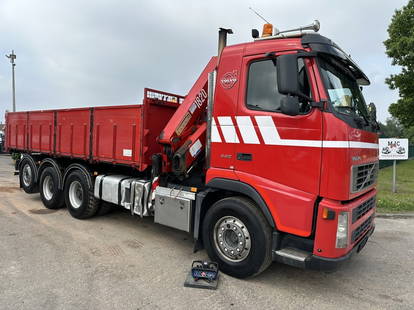 Volvo FH 440 8x4 TRIDEM PLATFORM 6m55 + CRANE HMF 1820 (3x) - RADIO - LIFT+STEERING AXLE - HUB REDUCTION - MANUAL - ALCOA - ROTATOR - BE TRUCK