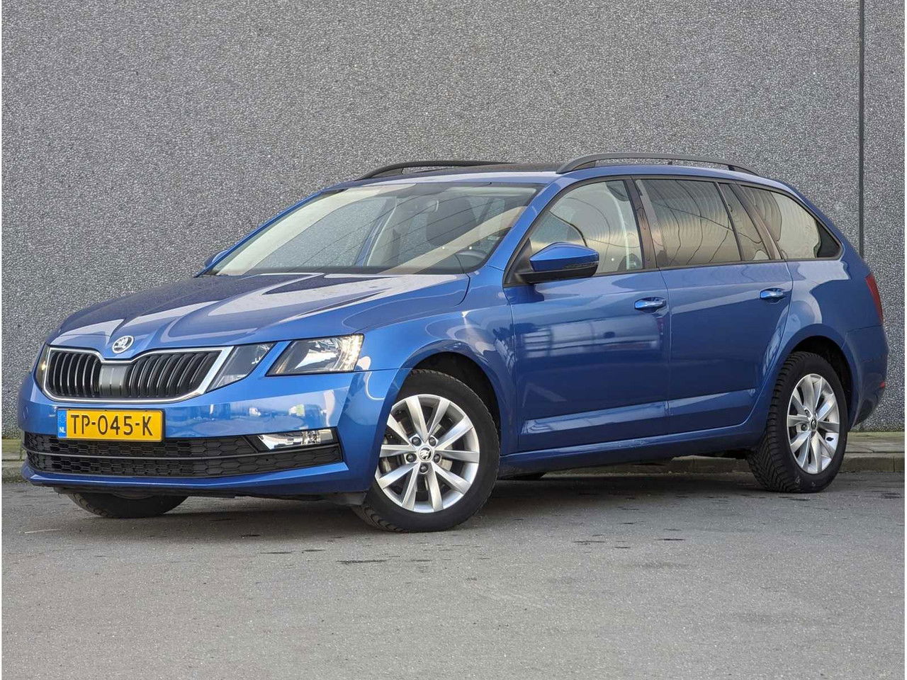 Škoda Octavia Combi 1.5 TSI Grt Amb Bns | легковой автомобиль-универсал -  TrucksNL