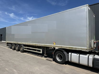 Renders 3 3  AXLES MB - CLOSED BOX - DISC BRAKES - 13m60 - AIR SUSPENSION