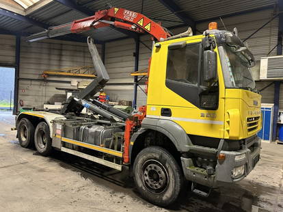 Iveco Trakker 350 6x4 HOOKLIFT + CRANE FASSI F120.22 (5/6 F) - *342.000km* - STEEL SPRING / BIG AXLES - AS TRONIC AUTOMATIC GEARBOX