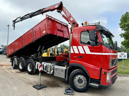 Volvo FH 440 8x4 TRIDEM TIPPER + CRANE HMF 1820 (3x) - RADIO - LIFT+STEERING AXLE - HUB REDUCTION - MANUAL - ALCOA - ROTATOR - BE TRUCK 